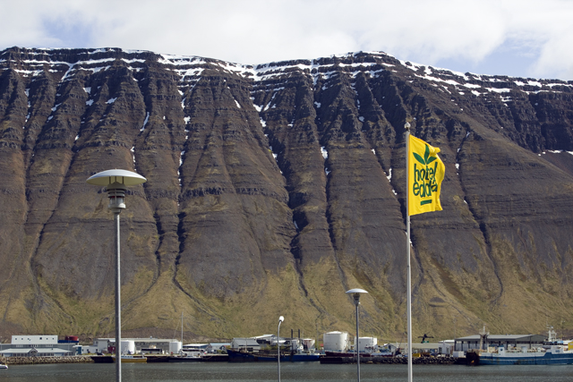2011-06-29_15-09-21 island.jpg - 700 m hohe Steilwnde am Isafjrdur